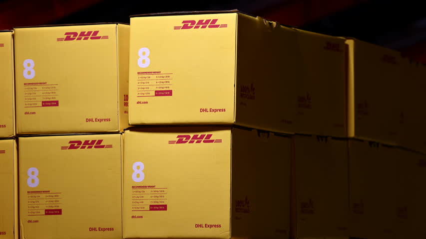 Фото - DHL прекратит доставку грузов и документов внутри России