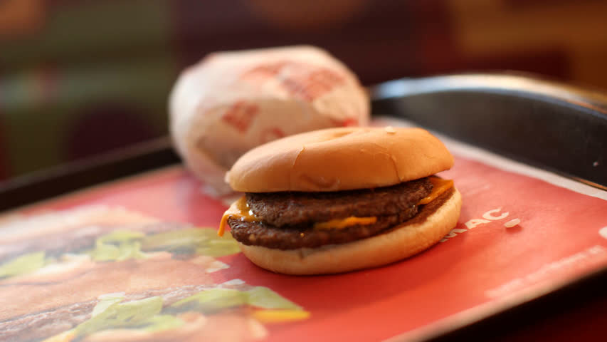 Фото - McDonald’s в Британии впервые за 14 лет повысил стоимость чизбургера