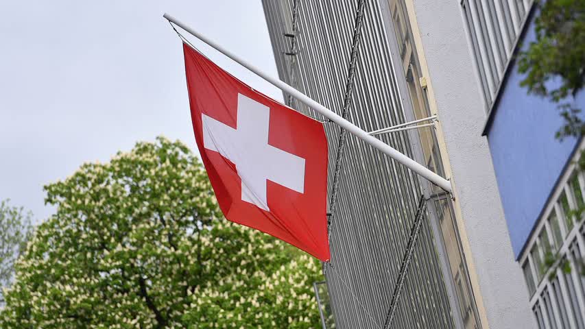 Фото - Швейцария приостановит обмен налоговой информацией с Россией