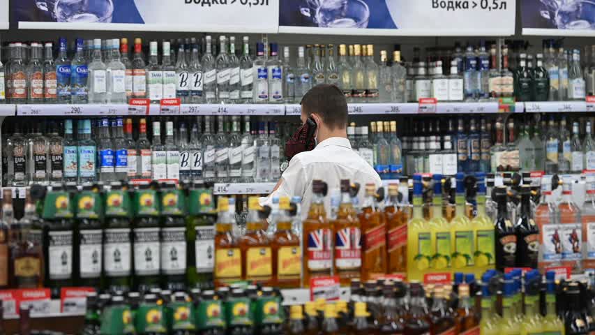 Фото - В России решили не писать на бутылках «Алкоголь Вам враг!»